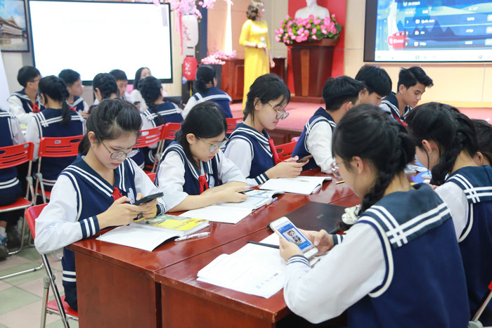 Các em học sinh chăm chú học tiếng Nhật trong tiết dạy minh hoạ (Ảnh: LT) GDVN_thcs-cva-7.jpg
