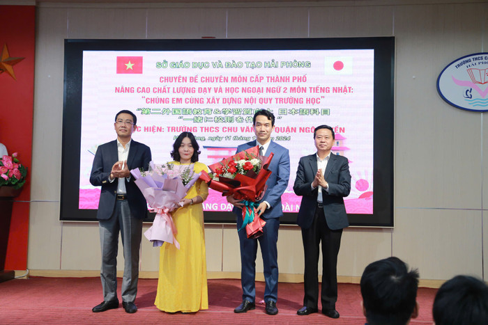 Ông Bùi Văn Kiệm – Giám đốc Sở Giáo dục và Đào tạo và ông Phạm Văn Hà – Bí thư Quận uỷ Ngô Quyền tặng hoa chúc mừng nhà trường, cô giáo lên lớp tiết dạy minh hoạ (Ảnh: LT) GDVN_thcs-cva-4.jpg