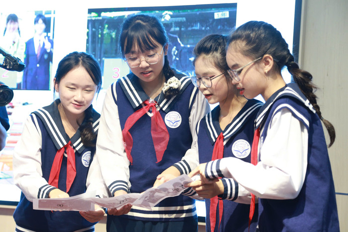 Giáo viên lên lớp tiết dạy minh hoạ sử dụng nhiều phương pháp dạy học hiện đại (ảnh: LT) GDVN_thcs-cva-8.jpg