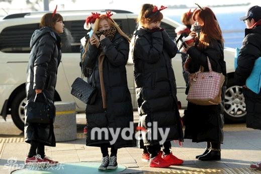 Kín mít từ đầu đến chân nhưng vẫn nổi bật với những biểu tượng của ngày Giáng sinh.