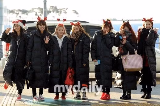 Nhóm SNSD được thành lập năm 2007 với 9 thành viên chính thức bao gồm Tae Yeon (nhóm trưởng), Jessica, Sunny, Tiffany, Hyo Yeon, Yuri, Soo Young, Yoona và Seo Hyun.