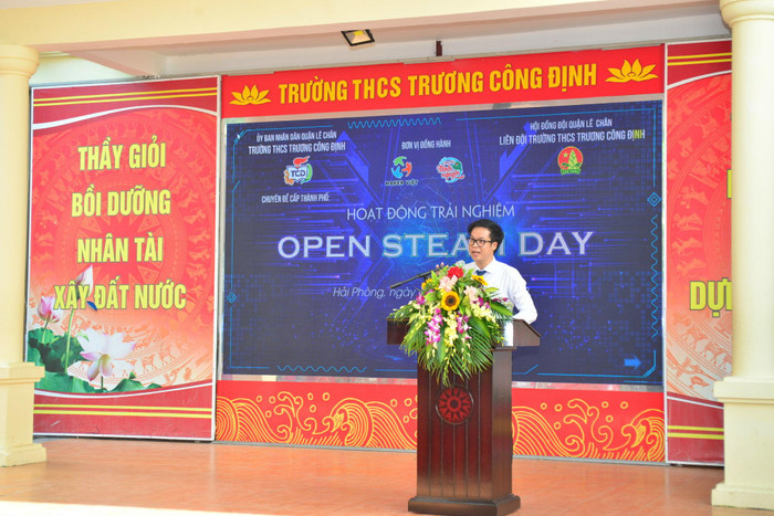 9Thầy giáo Hà Huy Hiệp – Hiệu trưởng Trường Trung học cơ sở Trương Công Định phát biểu tại chuyên đề (Ảnh: HH)