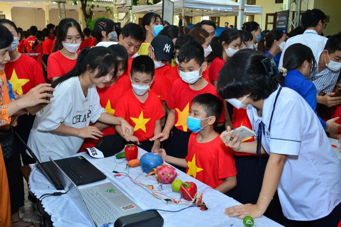 Học sinh được trải nghiệm làm đàn hoa quả (Ảnh: HH)