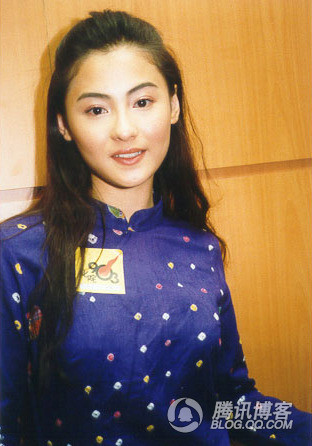 Trong thời gian đầu sự nghiệp, Trương Bá Chi được báo chí cho là có quan hệ với một số ca sĩ như Trần Hiểu Đông hay Trần Tiểu Xuân.