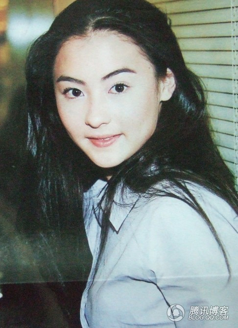 Do sự dính líu của cha Trương Bá Chi tới giới xã hội đen Hồng Kông, năm 1999 cô đã bị một băng đảng xã hội đen đưa ra nhiều lời đe dọa. Tới năm 14 tuổi Trương được gửi sang Úc sống với họ hàng một thời gian trước khi quay lại Hồng Kông tham gia làm người mẫu quảng cáo.