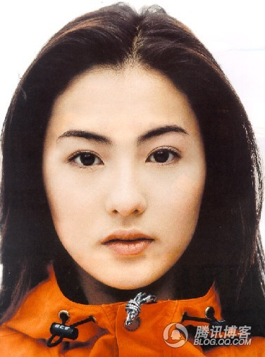 Trong làng giải trí Hồng Kông, Trương Bá Chi còn nổi tiếng ở vai trò ca sĩ và người mẫu quảng cáo.