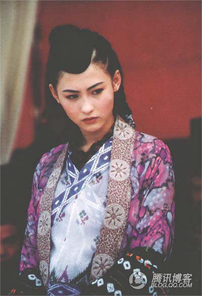 Năm 2002 cô bắt đầu có quan hệ mật thiết với Tạ Đình Phong một thời gian trước khi Tạ quay trở lại với bạn gái cũ Vương Phi.