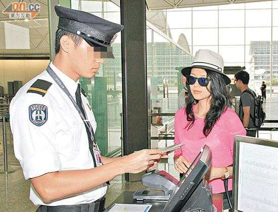 Chương Tử Di tại sân bay Hồng Kông trong khi trực tiếp đến gặp các luật sư riêng trong vụ kiện tờ Apple Daily. Ảnh. QQ Chương Tử Di tại sân bay Hồng Kông trong khi trực tiếp đến gặp các luật sư riêng trong vụ kiện tờ Apple Daily. Ảnh. QQ