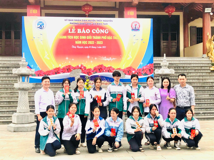 Đội tuyển học sinh giỏi của Trường Trung học cơ sở An Lư (Ảnh: Nhà trường cung cấp)