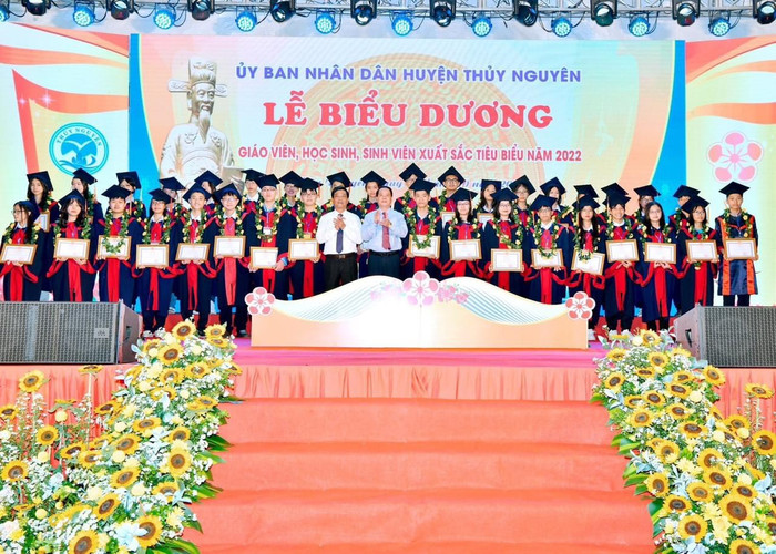 Huyện Thuỷ Nguyên hàng năm tổ chức biểu dương học sinh, sinh viên, giáo viên tiêu biểu (Ảnh: NN)