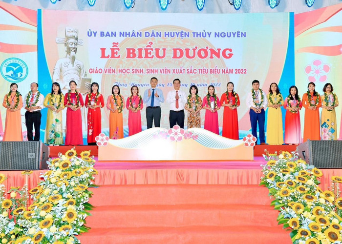 Lãnh đạo huyện Thuỷ Nguyên, Sở Giáo dục và Đào tạo biểu dương các giáo viên tiêu biểu (Ảnh: NN)