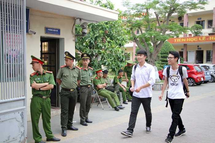 Lực lượng công an làm tốt nhiệm vụ bảo đảm an ninh trật tự tại các hội đồng thi.