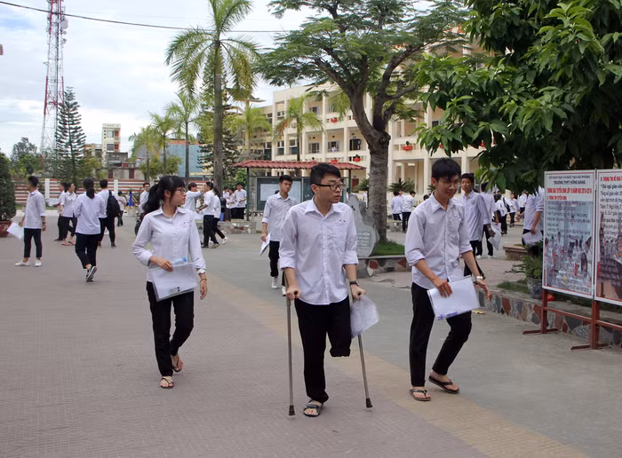 Nam sinh Phạm Đình Đức chống nạng đến dự thi Trung học phổ thông Quốc gia (Ảnh: Lã Tiến) Nam sinh Phạm Đình Đức chống nạng đến dự thi Trung học phổ thông Quốc gia (Ảnh: Lã Tiến)