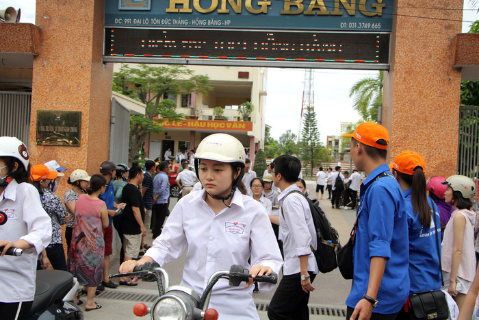 Nhiều thí sinh buồn rầu vì bài thi Ngữ văn không được như ý.