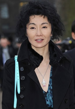 Trương Mạn Ngọc – phí mời: 1 triệu tệ. Cô hiện đang có cuộc sống hạnh phúc, đủ đầy nhưng không phải là nhàn rỗi. 3 năm liền cô là đại diện của các sản phẩm mặt nạ chăm sóc da, và tiền quảng cáo cô nhận được mỗi năm là hơn 40 triệu Đài tệ (hơn 27 tỷ đồng), như vậy với 3 năm thì số tiền tổng cộng cô nhận được từ quảng cáo là hàng trăm triệu Đài tệ và đạt ngôi vị nữ hoàng quảng cáo. Có thể thấy không phải ẩn mình là không kiếm ra tiền, họ không xuất hiện trước công chúng có thể do bận công việc khác nên không có thời gian xuất hiện. Vì vậy đối với một nữ hoàng như Trương Mạn Ngọc mà nói thì việc muốn mời cô tham dự sự kiện gì là vô cùng khó. Trợ lý của cô cho hay tiền cho mỗi lần xuất hiện của cô phải đạt mức 1 triệu tệ thì mới chấp nhận được.