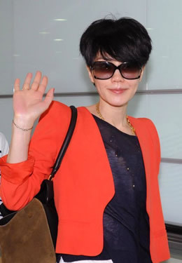 Vương Phi – phí mời: 1 triệu tệ. Năm 2010, live show ca nhạc của Vương Phi chính thức bán vé, không qua bất kỳ kênh quảng cáo nào, với mức giá cao nhất là 2500 tệ (8 triệu đồng) và mức vé thấp nhất là 300 tệ. Tiền thù lao để mời Vương Phi là hơn 1 triệu tệ, theo ước tính thì thu nhập của Thiên hậu Vương Phi mỗi năm phải trên con số trăm triệu tệ.