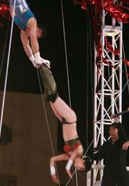 Trong màn xiếc “người bay trong không trung” gồm Đặng Hy Di, Tiền Giai Lạc và Hoàng Đức Bân, khi Đặng Hy Di buông tay rồi lại bắt Tiền Giai Lạc, nhưng trong lúc biểu diễn do sơ ý nên đã tóm đúng chân quần của Tiền Giai Lạc dẫn đến kéo tuột cả quần của cô và lộ nguyên bộ đồ lót T-Back màu đen, khán giả phía dưới nhao nhao bình luận, người dẫn chương trình thì đứng ngây không biết nên phải làm gì. Trong màn xiếc “người bay trong không trung” gồm Đặng Hy Di, Tiền Giai Lạc và Hoàng Đức Bân, khi Đặng Hy Di buông tay rồi lại bắt Tiền Giai Lạc, nhưng trong lúc biểu diễn do sơ ý nên đã tóm đúng chân quần của Tiền Giai Lạc dẫn đến kéo tuột cả quần của cô và lộ nguyên bộ đồ lót T-Back màu đen, khán giả phía dưới nhao nhao bình luận, người dẫn chương trình thì đứng ngây không biết nên phải làm gì.