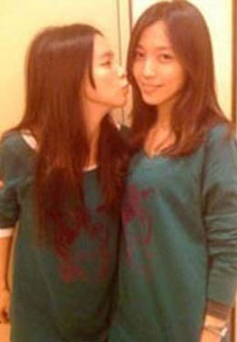 Từ Bội Du và Từ Nhược Tuyên : Từ Nhược Tuyên là cô gái có nhan sắc trời cho, khiến bao người phải ghen tị. Nhưng cô chị gái của Nhược Tuyên còn lợi hại hơn. Có lần trên blog cá nhân của mình, Từ Nhược Tuyên từng đăng ảnh hình hai chị em với ghi chú “đứng sau tôi là một người phụ nữ vĩ đại”, và còn thân mật nói “chị yêu, mẹ của hai nhóc tì à, em ngày nào cũng long nhong ngoài đường từ sáng đến tối, thật may trong nhà có chị thu vén hết mọi chuyện, yêu chị lắm” . Từ Bội Du từng là nhân vật trong bài hát của cô em “Chị đã ngủ chưa?”, khuôn mặt thanh tú của cô khiến ngay cả cô em Từ Nhược Tuyên cũng phải khen ngợi, nghe nói từng có nam diễn viên nổi tiếng muốn tới làm quen chị gái của cô. Nhưng Từ Bội Du sau một năm quen biết nhà sản xuất âm nhạc Trần Phú Vinh đã sớm đi đến kết hôn, nhưng năm ngoái hai người họ đã li hôn, có tin cho rằng nguyên nhân là do Trần Phú Vinh lăng nhăng, còn cô em Từ Nhược Tuyên không lên tiếng phủ nhận hay thừa nhận chuyện của chị gái.