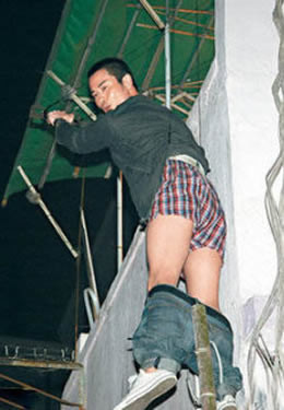 Đặng Gia Dĩnh trong một cảnh quay bộ phim mới của mình khi trèo lên cầu thang, trong lúc nhân viên trường quay không chú ý vô tình chiếc quần jeans phản chủ bị tụt xuống quá đầu gối của anh, may là bên trong Đặng Gia Dĩnh đã có thêm chiếc quần đùi bảo vệ. Mọi người xunh quanh thấy cảnh đó thì liền lôi máy ra tới tấp ghi lại cảnh nóng này, còn khổ chủ thì vừa xấu hổ vừa bối rối như gà mắc tóc. Đặng Gia Dĩnh trong một cảnh quay bộ phim mới của mình khi trèo lên cầu thang, trong lúc nhân viên trường quay không chú ý vô tình chiếc quần jeans phản chủ bị tụt xuống quá đầu gối của anh, may là bên trong Đặng Gia Dĩnh đã có thêm chiếc quần đùi bảo vệ. Mọi người xunh quanh thấy cảnh đó thì liền lôi máy ra tới tấp ghi lại cảnh nóng này, còn khổ chủ thì vừa xấu hổ vừa bối rối như gà mắc tóc.