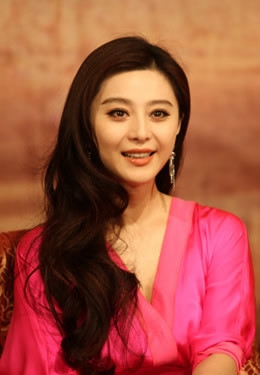 Phạm Băng Băng - phí mời: 60.000 tệ/giờ (khoảng 194 triệu đồng/giờ). Gần đây khi mỹ nhân Phạm Băng Băng đến tham dự sự kiện của một doanh nghiệp ở Vũ Hán, cô nàng vội vội vàng vàng ra mắt chưa đầy 1 tiếng, đến trả lời phỏng vấn báo chí cũng không có thời gian. Và theo thống kê thì hôm tham dự sự kiện của doanh nghiệp nọ, nữ diễn viên họ Phạm đã thu về 194 triệu đồng.