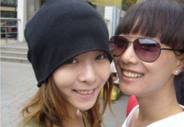 Vương Lạc Đan và Vương Nguyệt Ý – Tên thật của Vương Nguyệt Ý là Vương Đoan Đoan, cô gái tuổi 8x, là một cán bộ Bộ kế hoạch tài chính quốc gia Trung Quốc, cô thuộc thế hệ chuyên gia tư vấn bảo hiểm đầu tiên ở Trung Quốc đồng thời là người dẫn chương trình cho các c hương trình giải trí, đặc biệt cô có sở trường là khiêu vũ. Các sao đình đám như Châu Kiệt Luân, S.H.E, A Đỗ, Vương Lạc Đan đều từng làm khách mời trong một chương trình do cô làm MC trên kênh Chanel V, thu hút rất đông người xem.