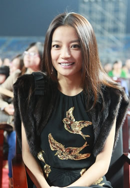 Triệu Vy – phí mời: 600.000 tệ. Với mức phí này bà mẹ một con Triệu Vy đã tham gia dự sự kiện “Lễ hội Sản phẩm thương mại Bắc Hán Khẩu”. Từ khi Triệu Vy tham gia một đoạn chúc hạnh phúc đến toàn thể người xem truyền hình với thời lượng 3 phút và mức thù lao cô nhận được là 600.000 tệ.