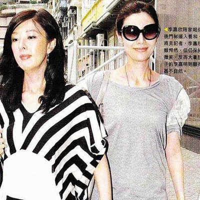 Chị em Lý Gia Hân: Sau khi kết hôn với đại gia, Lý Gia Hân vẫn không quên cô chị, có thể nói hai chị em họ lúc nào cũng liền với nhau như hình với bóng. Từ khi nổi tiếng, chị gái của Lý Gia Hân trở thành trợ lý cho cô em gái, và trong giới quý tộc Hồng Kông thì cô chị họ Lý cũng là một người khá nổi tiếng.