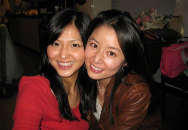 Lâm Ngải Vi và Lâm Tâm Như – hai người thực ra là chị em cùng cha khác mẹ. Từ nhỏ Lâm Ngải Vi đã rất yêu thích đóng kịch nhưng sau này do yêu cầu của cha mẹ nên cô đã đăng ký vào Đại học Berkeley ở Mỹ để theo học ngành thương mại và quan hệ công chúng, nhưng giấc mơ trở thành ngôi sao vẫn ấp ủ nên cô nỗ lực học tập để tốt nghiệp sớm và tham gia vào làng giải trí. Lâm Tâm Như từ khi học tiểu học đã chứng kiến cảnh cha mẹ li hôn, bố cô kết hon với mẹ của Lâm Ngải Vi và sinh ra Ngải Vi. Quan hệ của hai chị em họ không được thân thiết cho lắm, Lâm Tâm Như trong các trả lời phỏng vấn đều chỉ thừa nhận bản thân có hai em trai mà thôi. Về phía Lâm Ngải Như trong chương trình “Khang Hy đến rồi” đã thổ lộ với đàn chị Thái Khang Vĩnh rằng quan hệ 2 chị em cô rất thân thiết, sinh nhật của nhau đều ở cạnh nhau chung vui và thường đi dạo bộ cùng nhau nữa.