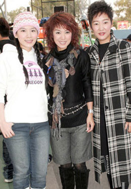 Tuyết Lợi và Mễ Tuyết: Tuyết Lợi tên thật là Nghiêm Tuệ Minh, Mễ Tuyết đưa em gái Tuyết Lợi gia nhập ngành công nghiệp giải trí và nhận vai Lý Mạc Sầu trong phim “Thần điêu hiệp lữ”, vai Khang Mẫn trong “Thiên Long bát bộ”, Triệu Nhã trong “Lộc Đỉnh Ký”… Thế nhưng Tuyết Lợi lại không gặp may như cô chị, vì vậy cô cảm thấy cuộc sống của mình thật trắc trở. Năm 17 tuổi, Tuyết Lợi đến Thái Lan tham gia bộ phim “Nuôi quỷ” và quen biết Từ Thiếu Cường ở đây, rồi cô đem lòng yêu thầm anh, nhưng khi biết Thiếu Cường đã có vợ con thì Tuyết Lợi đã có thai với anh. Năm 1986 hai người họ tính đến chuyện đi đến kết hôn, nhưng lúc kí giấy kết hôn thì Từ Thiếu Cường lại quên đem theo đơn li hôn, rồi cuối cùng họ cũng không kết hôn nhưng vẫn yêu nhau được 7 năm. Tuyết Lợi sau phát hiện Từ Thiếu Cường còn có nhiều cô gái khác, năm 1998 Tuyết Lợi chia tay và đem theo 2 con đến Canada định cư.