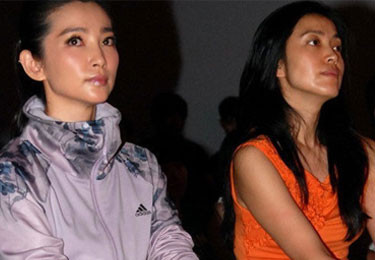 Lý Tuyết và Lý Băng Băng: Trên thực tế thì con người của Lý Tuyết vẫn còn đang được bàn cãi, có người cho rằng thực ra Lý Tuyết là em gái của Lý Băng Băng, nhưng Lý Băng Băng trước giờ không hề tiết lộ tuổi thực của mình, cô còn công bố với báo giới Lý Tuyết là chị gái mình. Thế nhưng giả thuyết trên không thuyết phục. Ngoại hình Lý Tuyết khá trẻ và xinh đẹp nhưng cô không có ý định theo con đường giải trí mà cam tâm làm trợ lý cho Lý Băng Băng. Trước khi làm trợ lý cho Băng Băng, Lý Tuyết từng theo học Cao đẳng phát thanh truyền hình Triết Giang khoa sản xuất tin tại Hàng Châu, cô từng làm phóng viên giao thông ở Hàng Châu 3 năm trời. Hiện tại, thành công của Lý Băng Băng và quan hệ với Lý Tuyết vẫn còn là một bí mật.