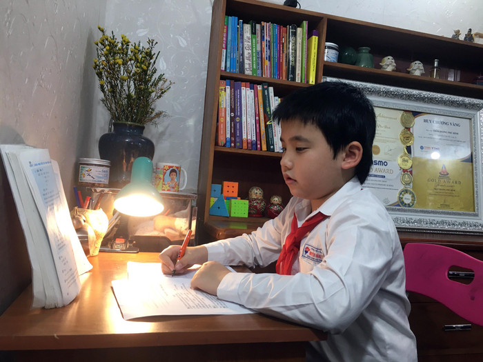 Trong thời gian nghỉ phòng chống dịch Covid-19, Phú Bình dành nhiều thời gian đọc sách và ôn luyện bài tập (Ảnh: Nhân vật cung cấp)