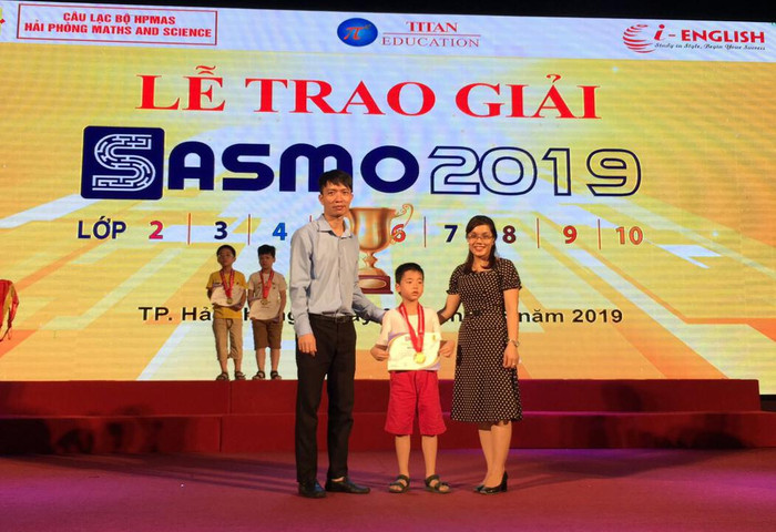 Phú Bình cùng bố mẹ tại lễ trao giải cuộc thi SASMO 2019 (Ảnh: Nhân vật cung cấp)