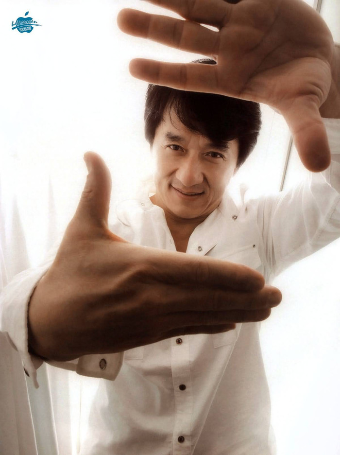 Thành Long đang gặp chỉ trích từ dư luận khi trao tặng nhà cổ Trung Quốc cho phía Singapore.