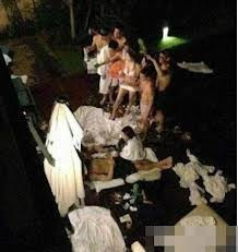 Khung cảnh thác loạn tại triển lãm.