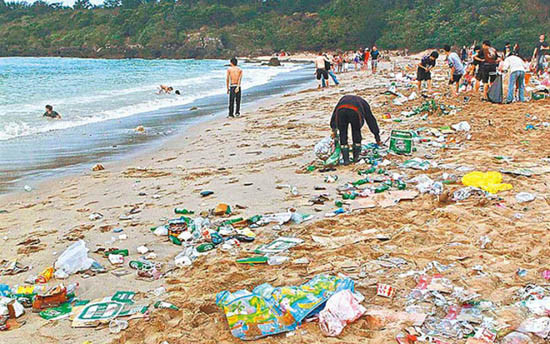 Cảnh rác rển tràn ngập bãi biển nơi diễn ra đêm nhạc hội. Cảnh rác rển tràn ngập bãi biển nơi diễn ra đêm nhạc hội.