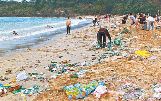 Cảnh rác rển tràn ngập bãi biển nơi diễn ra đêm nhạc hội.