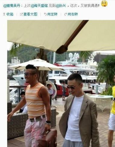 Nam ca sĩ Tôn Hưng (trái) tại triển lãm Hải Thiên Thịnh Diên.