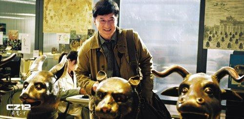 Thành Long từng lên án nạn buôn bán cổ vật của Trung Quốc ra nước ngoài trong phim "Mười hai con giáp" nhưng lại bị lên án là "bán nước" khi tặng nhà cổ Trung Quốc cho nước ngoài.