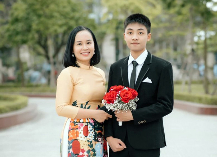 Nguyễn Trung Hải và cô giáo chủ nhiệm lớp 12 chuyên Hóa Trường Trung học phổ thông chuyên Trần Phú (Hải Phòng) (Ảnh: Nhân vật cung cấp)