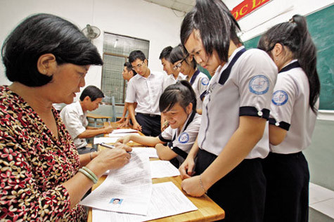 HS Trường THPT Marie Curie (TP.HCM) nộp hồ sơ đăng ký dự thi tại trường - Ảnh: Đào Ngọc Thạch HS Trường THPT Marie Curie (TP.HCM) nộp hồ sơ đăng ký dự thi tại trường - Ảnh: Đào Ngọc Thạch