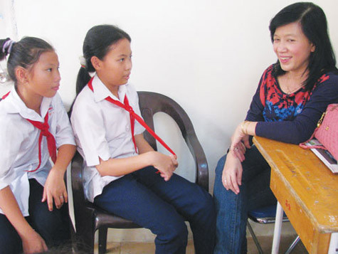 Cùng trao đổi, lắng nghe tâm tư của HS để hiểu các em hơn - Ảnh: M.Luân Cùng trao đổi, lắng nghe tâm tư của HS để hiểu các em hơn - Ảnh: M.Luân