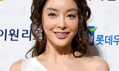 Nữ diễn viên của Boys Over Flowers Jang Ja-yeon tự tử năm 2009 do không chịu được cảnh bị lạm dụng và quấy rối tình dục từ người quản lý. Nữ diễn viên của Boys Over Flowers Jang Ja-yeon tự tử năm 2009 do không chịu được cảnh bị lạm dụng và quấy rối tình dục từ người quản lý.