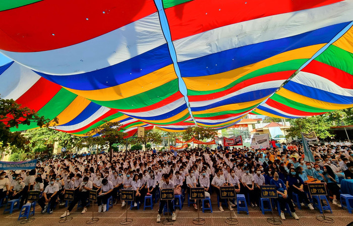 Chiều ngày 3/10, dù thời tiết nắng nóng, học sinh và giáo viên trường Trung học phổ thông Kiến An từ sớm đã có mặt để mong chờ phần chung kết của cuộc thi "Nhà leo núi tương lai" (Ảnh: Phương Linh)