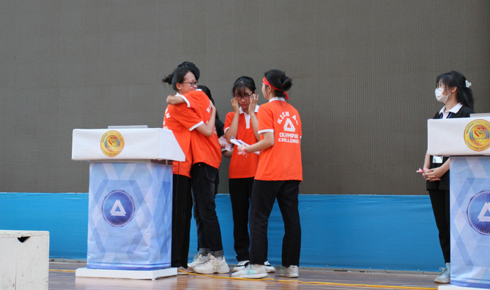 Khoảnh khắc các thí sinh xúc động chia sẻ những cái ôm động viên, chúc mừng sau khi phần thi cuối kết thúc (Ảnh: Phương Linh)