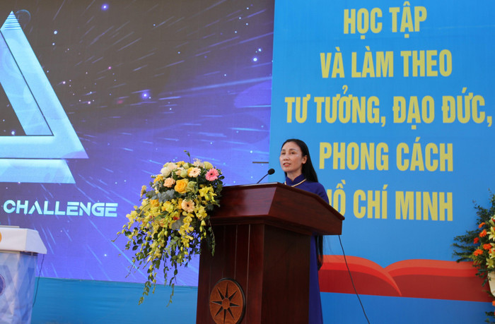 Cô giáo Nguyễn Thị Lệ - Hiệu trưởng trường Trung học phổ thông Kiến An phát biểu khai mạc cuộc thi (Ảnh: Phương Linh)