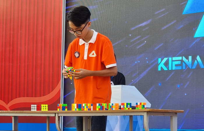 Màn thể hiện năng khiếu xếp rubik của thí sinh Đặng Trần Diễn (Ảnh: Phương Linh)