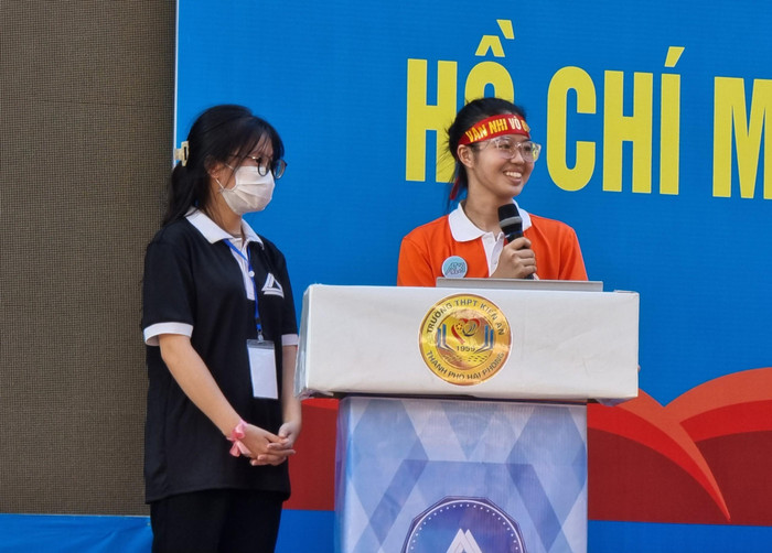 Thí sinh Trịnh Thị Vân Nhi giới thiệu bản thân (Ảnh: Phương Linh)