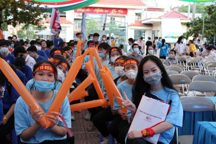 Sự cỗ vũ nhiệt tình của học sinh nhà trường khiến không khí trở nên sôi động hơn (Ảnh: Phương Linh)