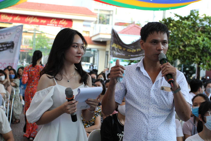 Phụ huynh của học sinh Đặng Trần Diễn truyền năng lượng giúp em tự tin hoàn thành tốt phần thi (Ảnh: Phương Linh)