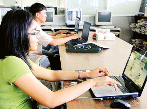 Học phí luôn là vấn đề “hóc búa” đối với nhiều sinh viên. Trong ảnh: SV ĐH Y Dược TPHCM tra cứu tài liệu học tập. Ảnh: MAI HẢI